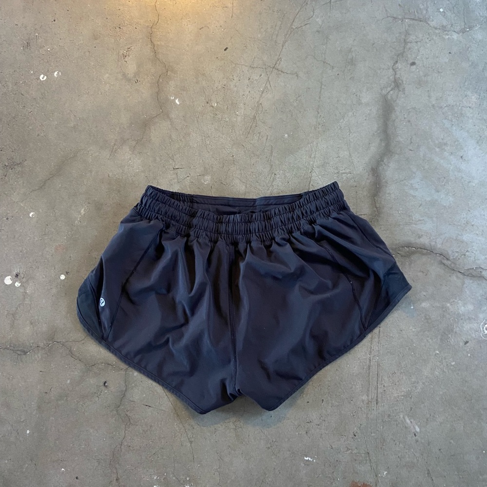 lululemon hotty hot shorts 2.5” - Picture 3 of 4
